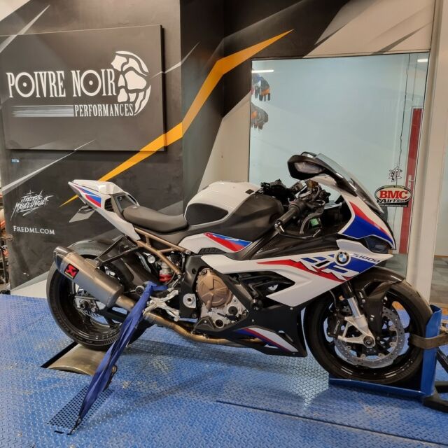 🔥 BMW S1000 RR🔥 
Ceux qui la connaisse le savent : un missile sol sol et une bête des circuits , cette version Poivrée avec Pack M &  jantes Carbone est diabolique.

Origine mesurée ⬛ 213cv & 119Nm
Stage 1 PNP 💯 🟨 232cv & 130Nm
.
@poivrenoirperformanceparis
@poivrenoirperformances
#motorcycle #moto #bikelife #yamaha #motorbike #challenger #bike #biker #honda #harleydavidson #motorcycles #kawasaki #ktm #ride #bikersofinstagram #suzuki #instamoto #sport  #motor #1000RR #harley #motocross #ducati #motolife #caferacer #motorrad #bmw #motorsport #rider #indian